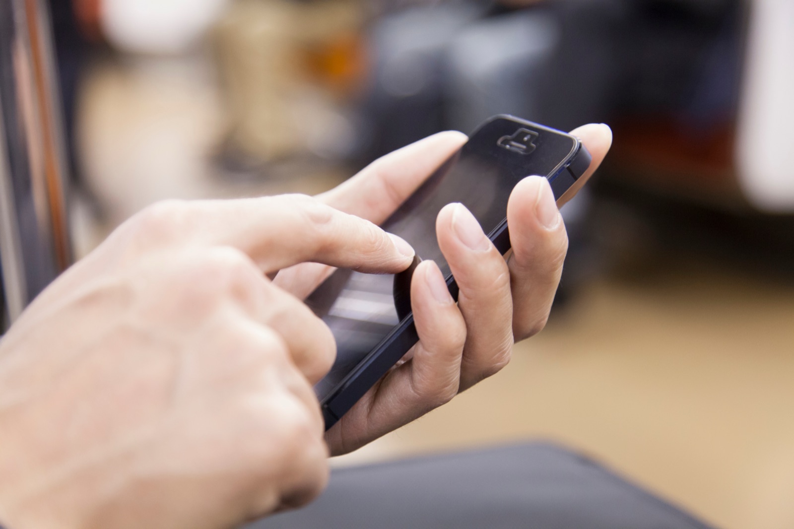 スマートフォンで検索する様子